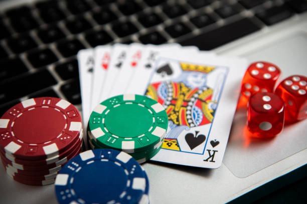 Live dealer spinning the wheel